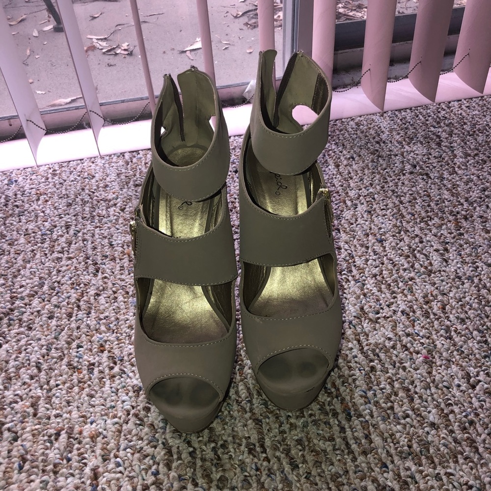 Pumps - Picture 2 of 3